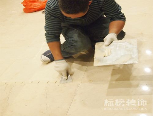 办公室装修瓷砖上铺木地板可以吗？